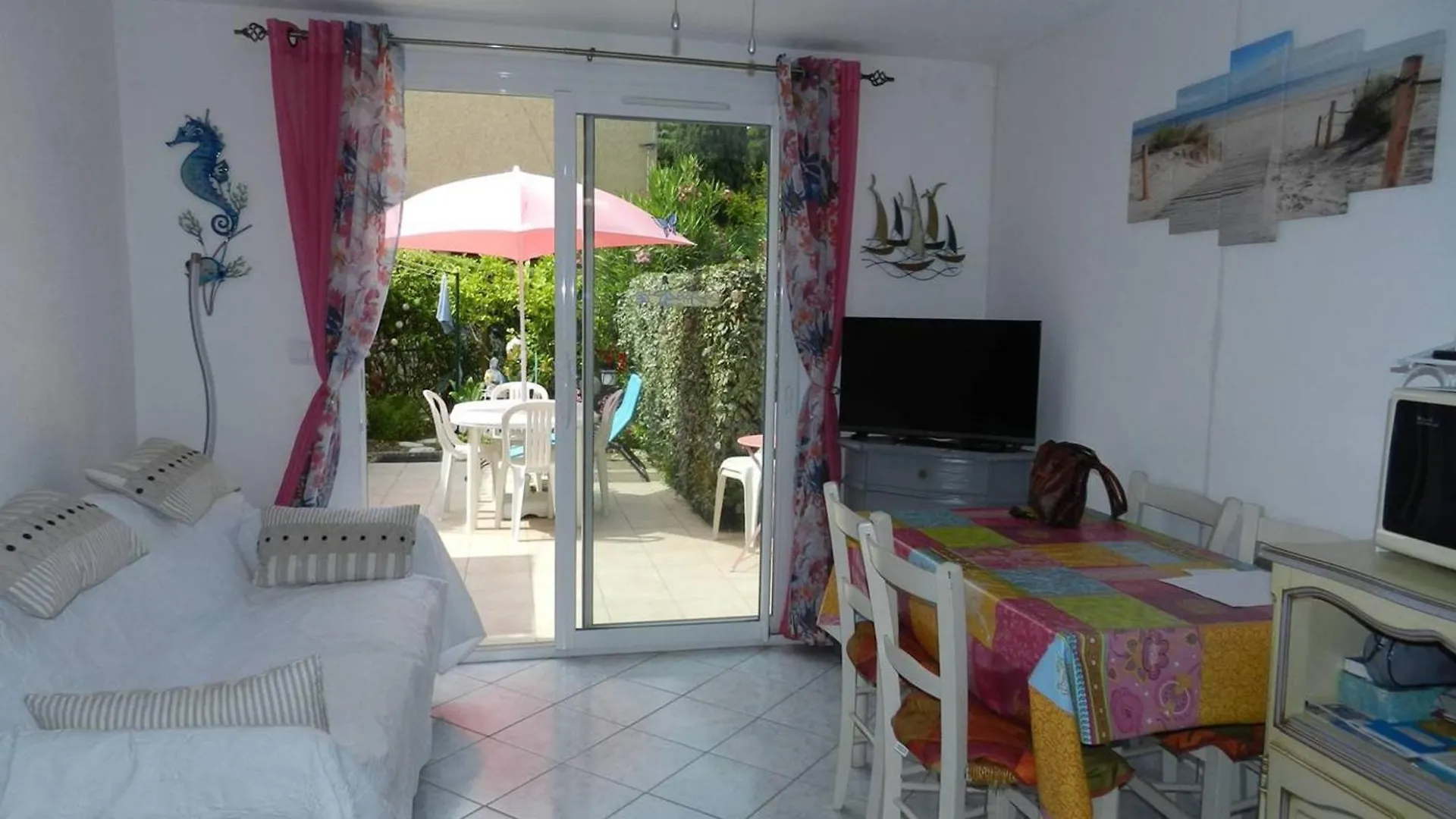 Duplex 3 Pieces Avec Piscine, 4 Couchages, Terrasse Et Parking Prive Au Lavandou - Fr-1-251-748 Le Lavandou 0*,  France