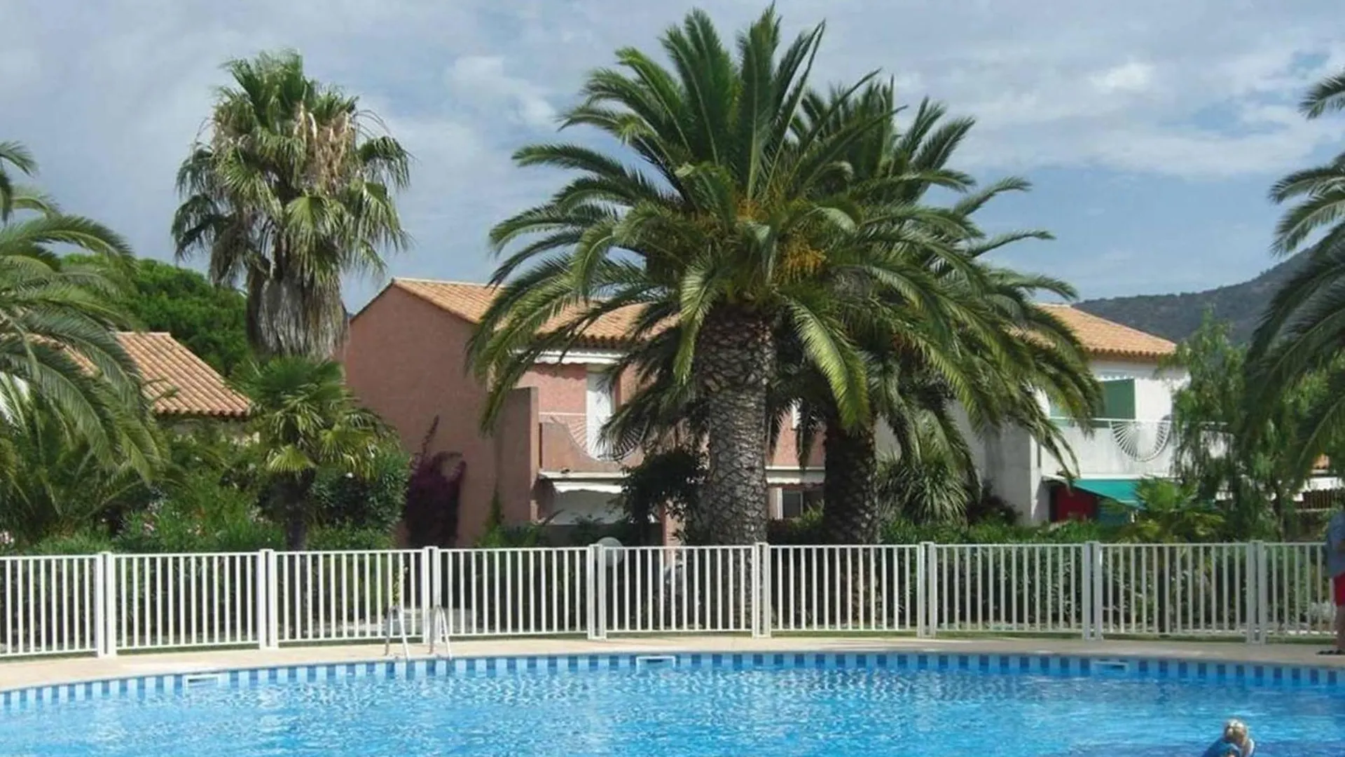 Apartment Duplex 3 Pieces Avec Piscine, 4 Couchages, Terrasse Et Parking Prive Au Lavandou - Fr-1-251-748 Le Lavandou